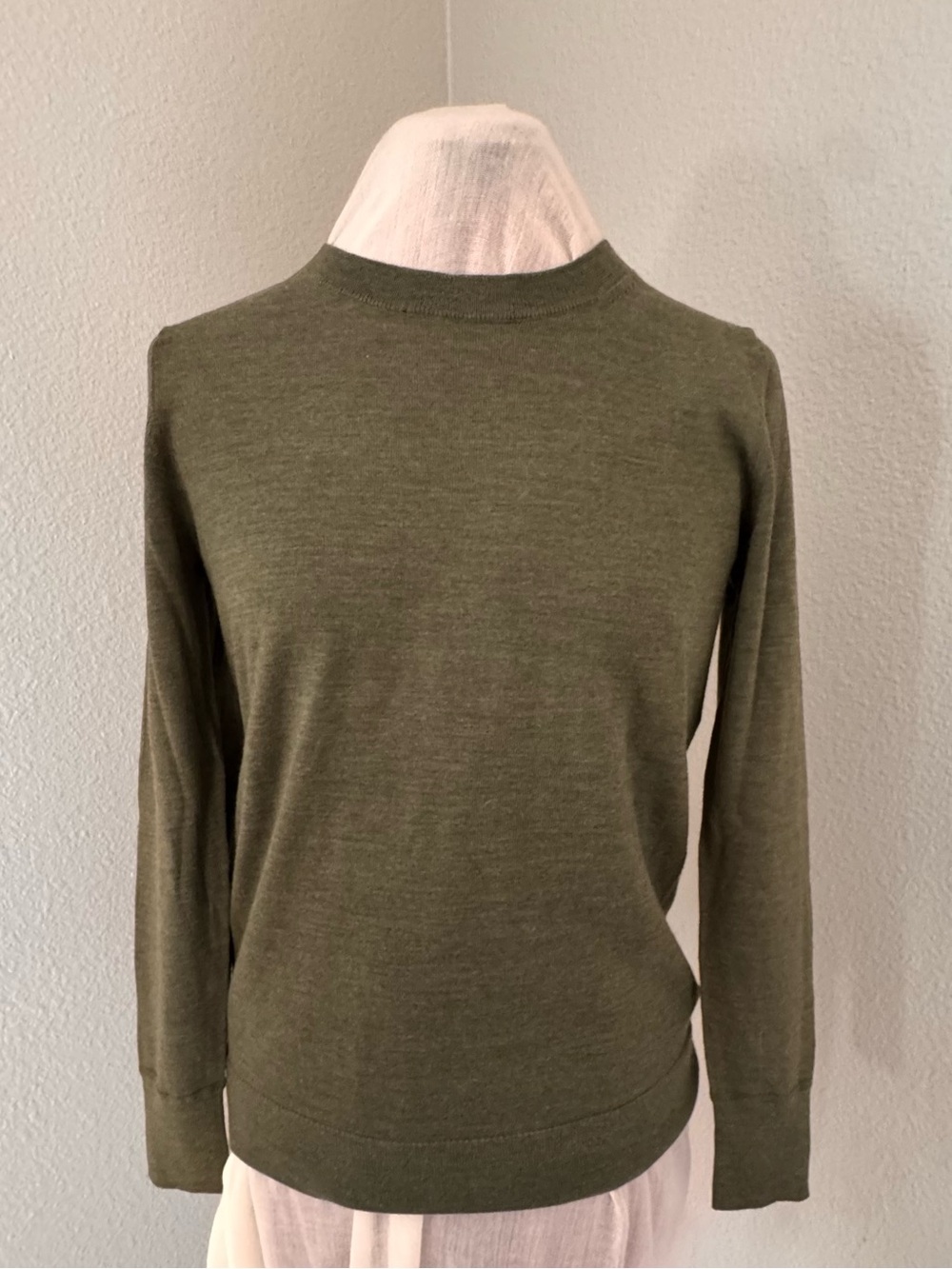 Banana Republic Olive Green Crewneck Sweater, fine 100% Merino wool, lightweight